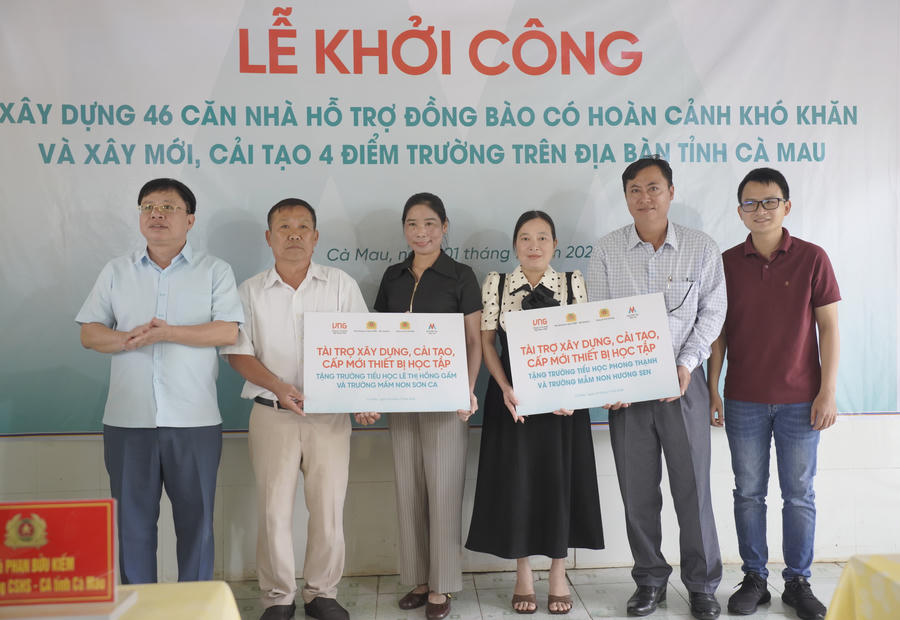 Ông Nguyễn Văn Nguyên - Giám đốc Sở Giáo dục và Đào tạo tỉnh Cà Mau (bìa trái) cùng đại diện đơn vị tài trợ trao bảng tượng trưng hỗ trợ xây dựng, cải tạo trường học và trang thiết bị dạy học cho các điểm trường.