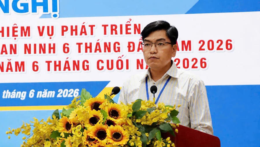 Đồng chí Phạm Nhựt Trường, Ủy viên Ban Thường vụ Đảng ủy, Phó Chủ tịch UBND xã Tân Nhựt báo cáo kết quả thực hiện nhiệm vụ phát triển kinh tế - xã hội, quốc phòng - an ninh 6 tháng đầu năm 2026 tại hội nghị.