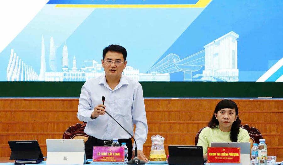 Ông Lê Như Hải Long, Phó Bí thư Đảng ủy, Chủ tịch UBND xã Tân Nhựt chủ trì hội nghị.