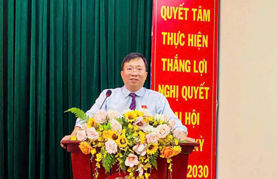 Ông Nguyễn Thanh Nhã, Thành ủy viên, Bí thư Đảng ủy, Chủ tịch HĐND xã Tân Vĩnh Lộc phát biểu tại kỳ họp.