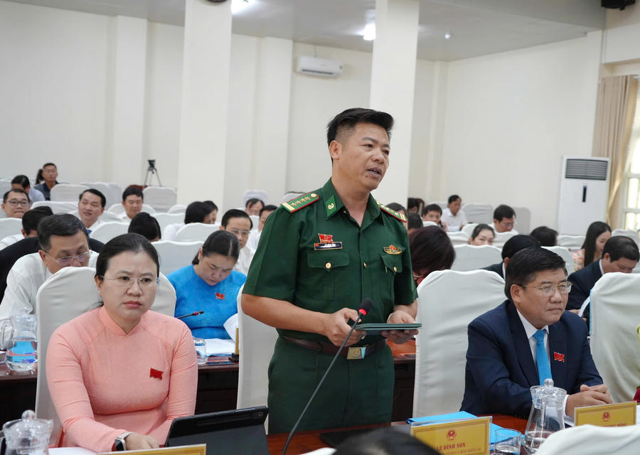 Đại tá Lê Đình Sơn - Phó Chỉ huy trưởng, Tham mưu trưởng Ban Chỉ huy BĐBP tỉnh Cà Mau (đại biểu HĐND tỉnh), phát biểu thảo luận tại Kỳ họp thứ 4, HĐND tỉnh Cà Mau khóa XI.