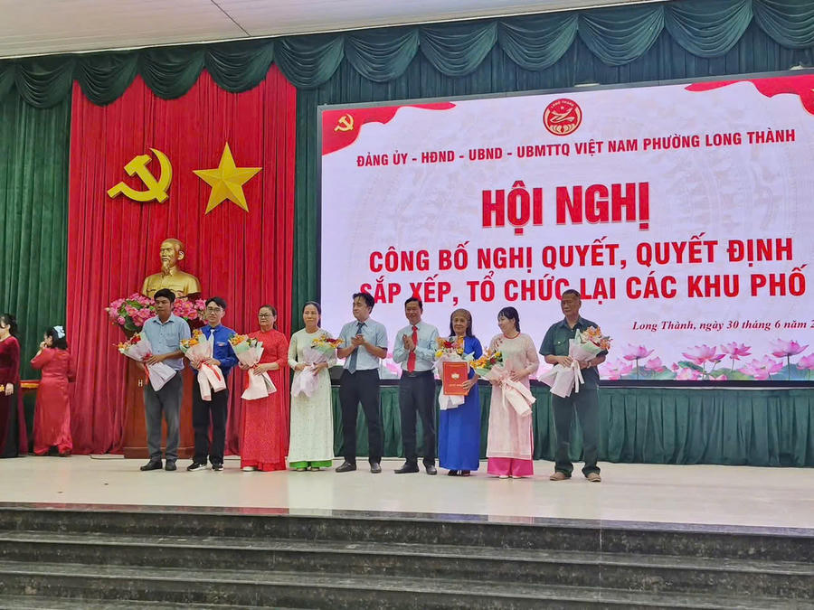 Lãnh đạo phường Long Thành đã công bố và trao các quyết định về kiện toàn tổ chức bộ máy tại 9 khu phố.
