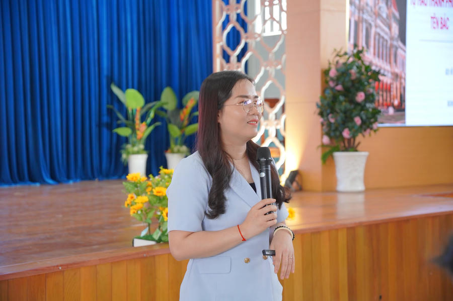 Báo cáo chuyên đề tại hội nghị do Tiến sĩ Vũ Thị Ngọc Bích, Giảng viên Học viện Cán bộ Thành phố Hồ Chí Minh trình bày.