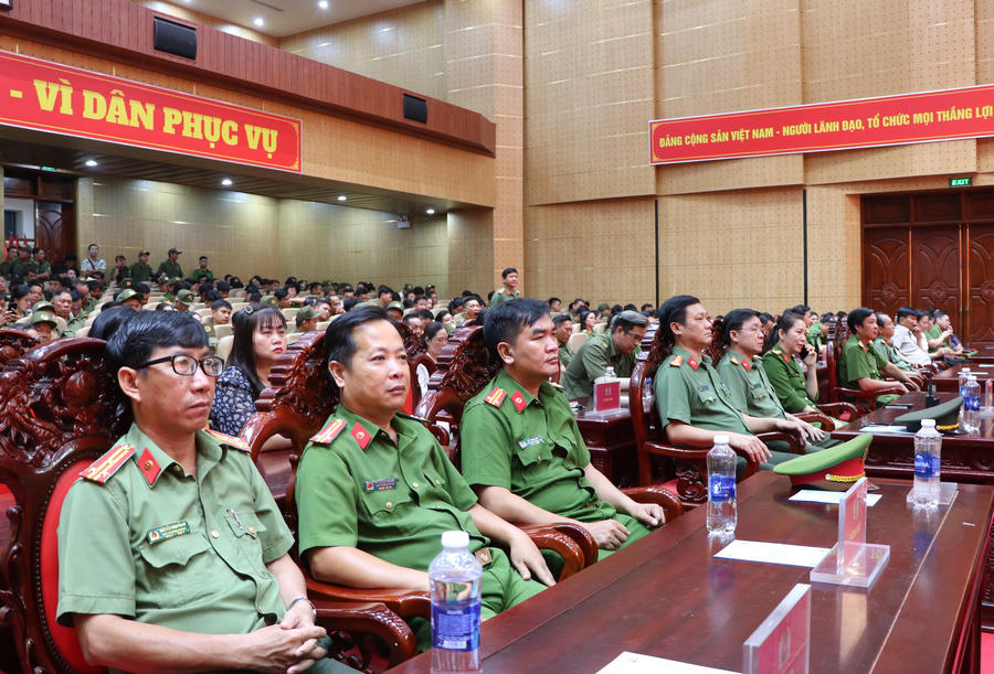 Các đại biểu tham dự lễ bế mạc.