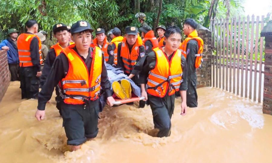 Lực lượng Cảnh sát cơ động, Công an tỉnh hỗ trợ người dân xóm Nà Tẻng, xã Hòa An đến nơi an toàn trong mưa lũ. (Ảnh: Báo Cao Bằng).