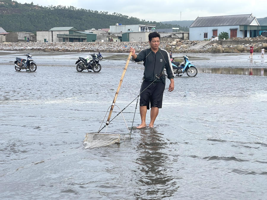 Nghề cào ốc cườm đơn giản nên ai cũng có thề làm được