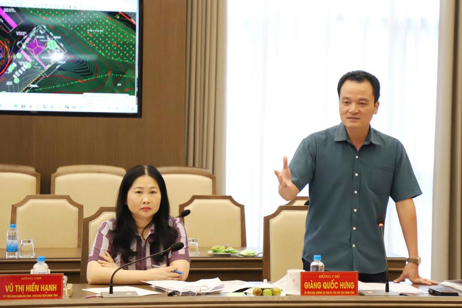 Ông Giàng Quốc Hưng - Phó Chủ tịch UBND tỉnh góp ý dự án. (Ảnh: CTTĐT Lào Cai).