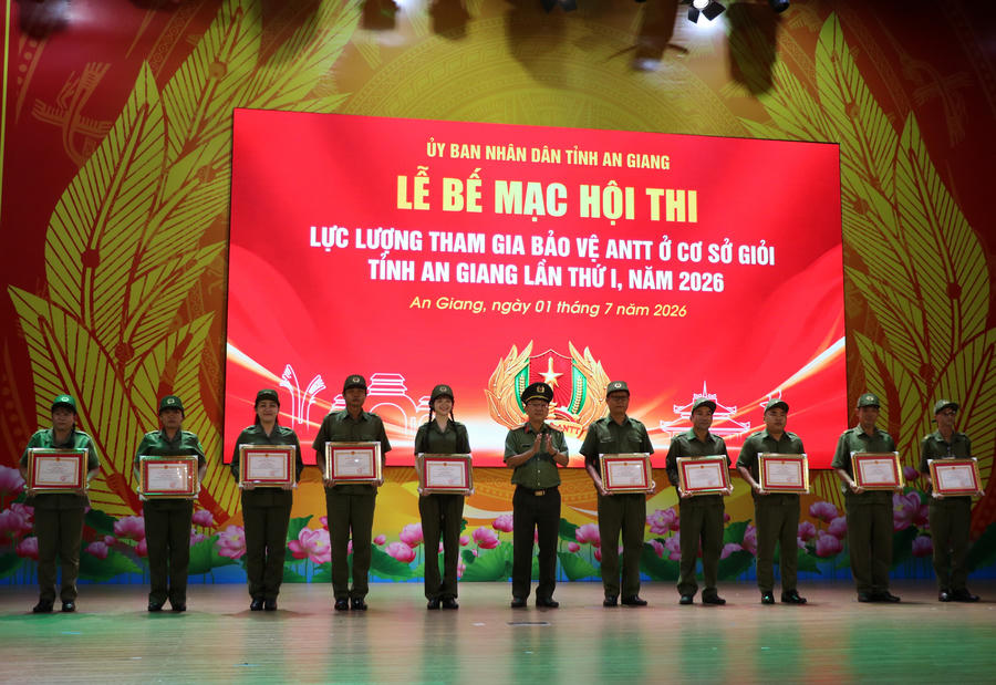 Đại tá Huỳnh Thanh Lâm, Phó Giám đốc Công an tỉnh trao Giấy khen của Giám đốc Công an tỉnh cho các tập thể.