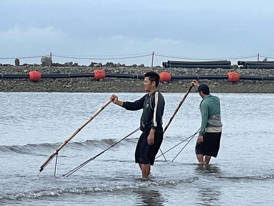 Những người đàn ông vừa làm vừa nói chuyện vui vẻ