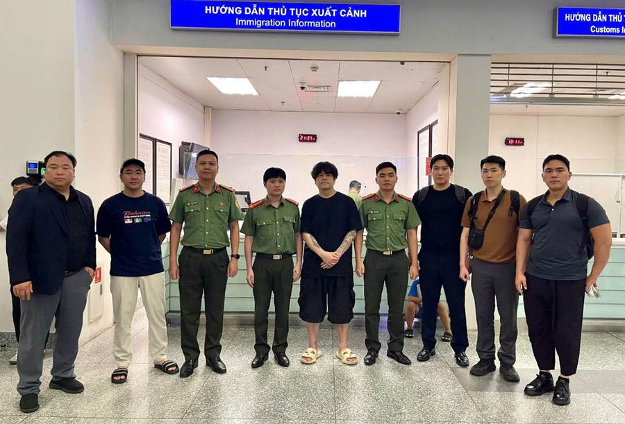 Công an phường Yên Hòa phối hợp bàn giao đối tượng tại Sân bay quốc tế Nội Bài.