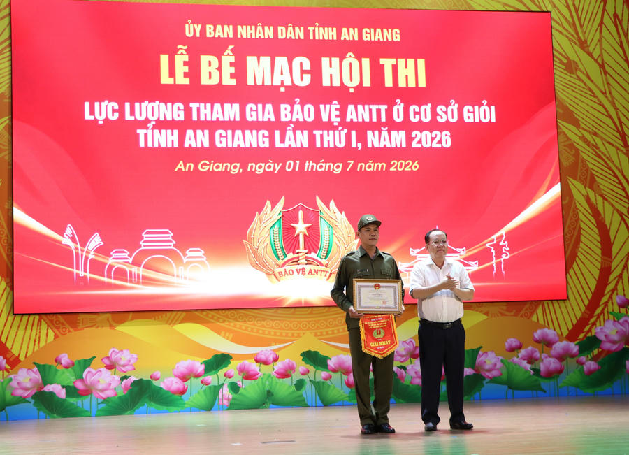 Ông Nguyễn Thanh Phong, Phó Chủ tịch Thường trực UBND tỉnh An Giang trao giải cho các tập thể, cá nhân có thành tích xuất sắc.