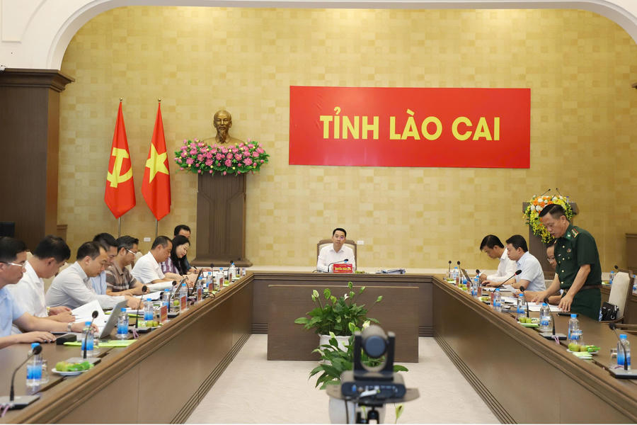 Ông Nguyễn Tuấn Anh - Phó Bí thư Tỉnh ủy, Chủ tịch UBND tỉnh chủ trì cuộc họp. (Ảnh: CTTĐT Lào Cai).