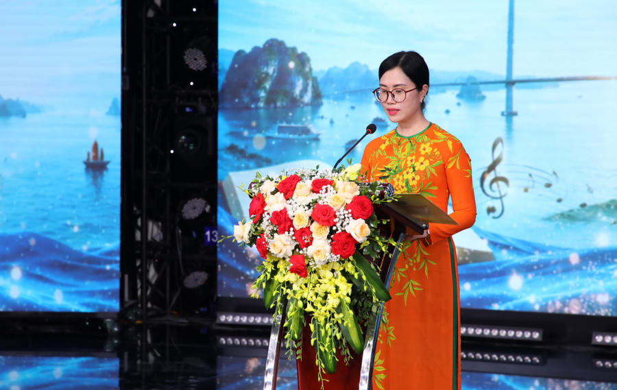 Phó Chủ tịch Hội VHNT Quảng Ninh Trần Thùy Liên phát biểu hưởng ứng cuộc thi.