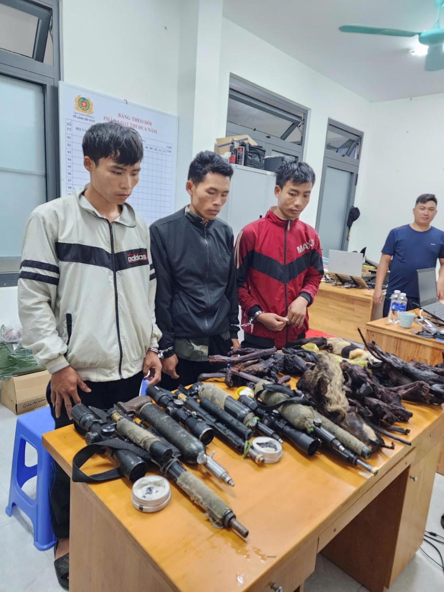 Ba đối tượng khai nhận đã mang súng nén hơi vào khu vực rừng gần Thủy điện Trung Nam Krông Nô để săn bắt động vật hoang dã.