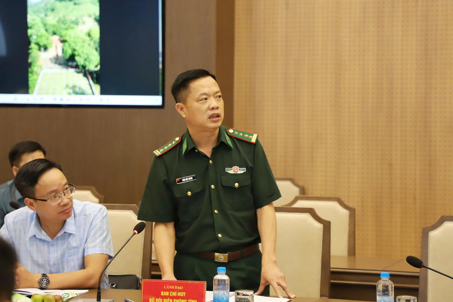 Lãnh đạo Ban Chỉ huy Bộ đội Biên phòng tỉnh báo cáo tại cuộc họp. (Ảnh: CTTĐT Lào Cai).