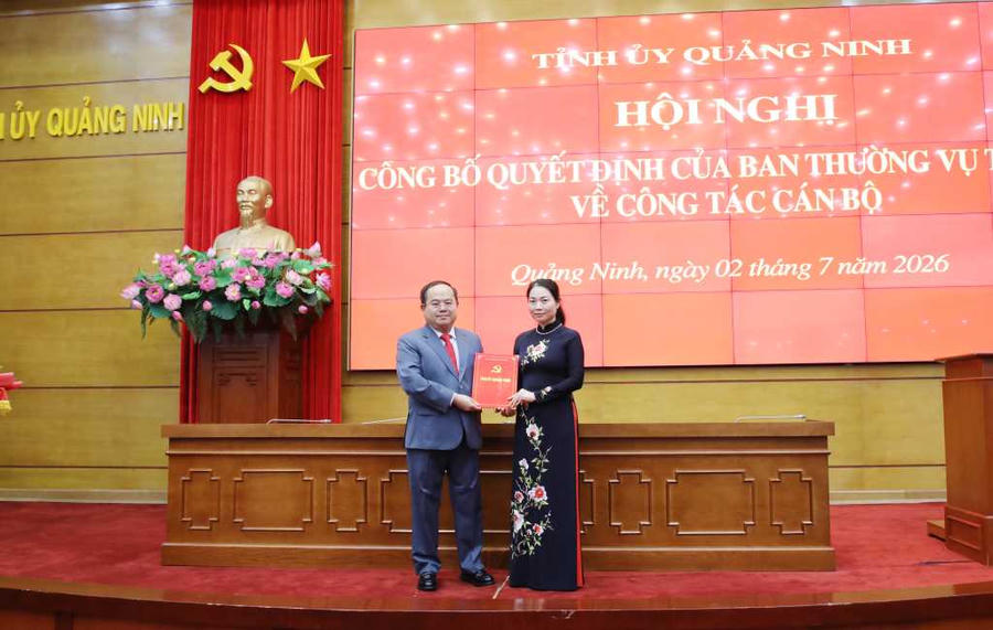 Ông Quản Minh Cường, Ủy viên Trung ương Đảng, Bí thư Tỉnh ủy Quảng Ninh, trao quyết định cho bà Nguyễn Thị Thúy, Bí thư Đảng ủy phường Hồng Gai. Ông Quản Minh Cường, Ủy viên Trung ương Đảng, Bí thư Tỉnh ủy Quảng Ninh, trao quyết định cho bà Nguyễn Thị Thúy, Bí thư Đảng ủy phường Hồng Gai.