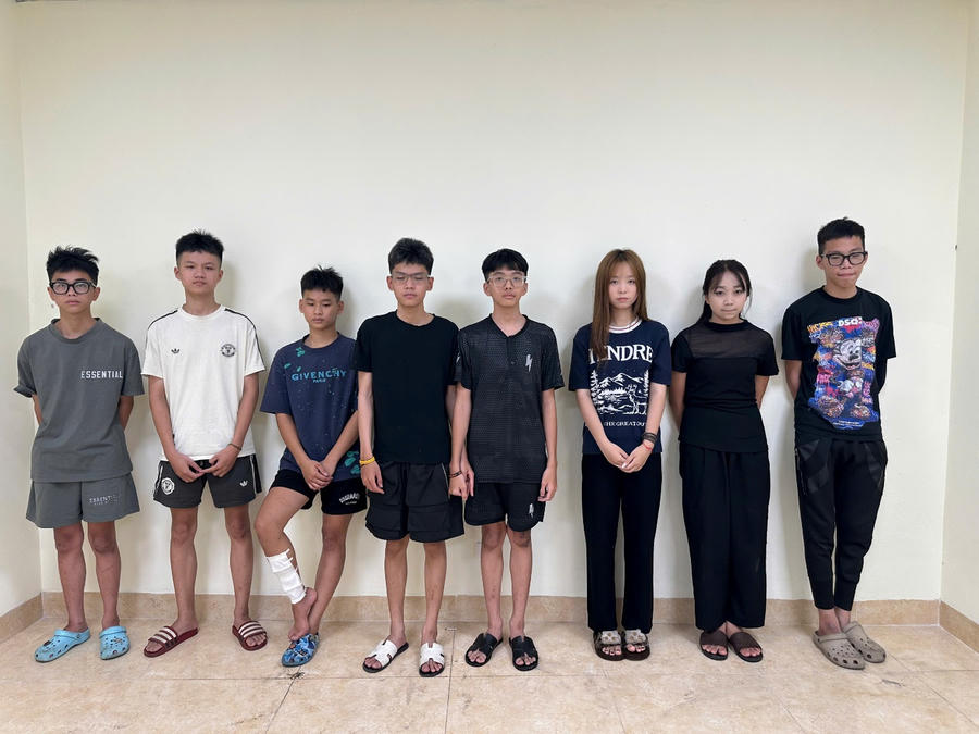 Một số thanh niên trong nhóm 16 đối tượng điều khiển xe máy không gắn biển kiểm soát, không đội mũ bảo hiểm, chạy tốc độ cao.