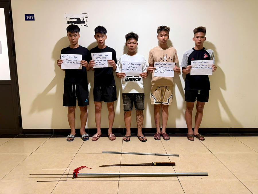 Các đối tượng bị khởi tố về tội gây rối trật tự công cộng.