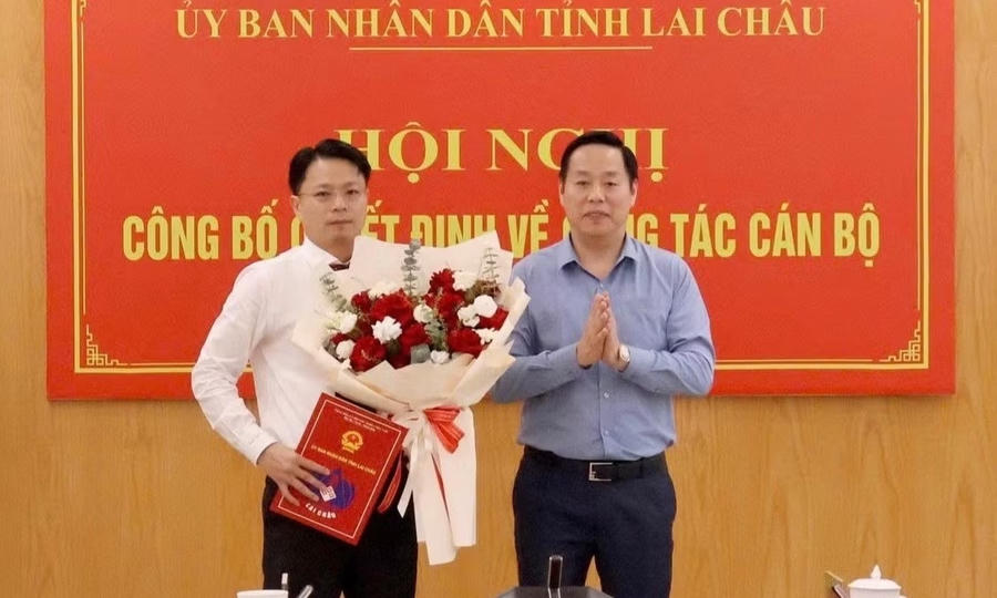 Ông Hà Quang Trung, Phó Bí thư Tỉnh ủy, Chủ tịch UBND tỉnh Lai Châu trao quyết định và tặng hoa chúc mừng tân Chánh Văn phòng UBND tỉnh Hoàng Minh Hải.