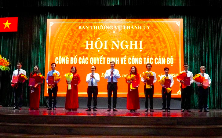 Lãnh đạo Thành ủy Đà Nẵng trao quyết định cho các cán bộ. Lãnh đạo Thành ủy Đà Nẵng trao quyết định cho các cán bộ.