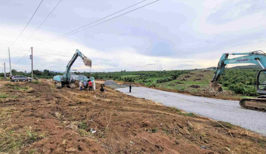 Các đơn vị đang triển khai thi công dự án cao tốc Bảo Lộc - Liên Khương. Ảnh: Phúc Khánh