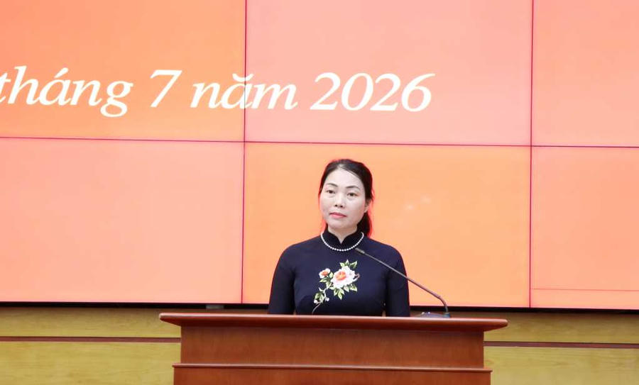 Bà Nguyễn Thị Thúy phát biểu nhận nhiệm vụ Bí thư Đảng ủy phường Hồng Gai.