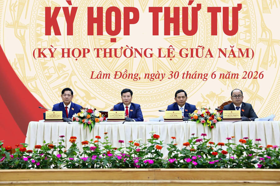 Ông Lưu Văn Trung (thứ 2 trái qua), Phó bí thư Tỉnh ủy, Chủ tịch HĐND tỉnh Lâm Đồng cùng các Phó chủ tịch HĐND tỉnh chủ trì kỳ họp. Ảnh: CTV