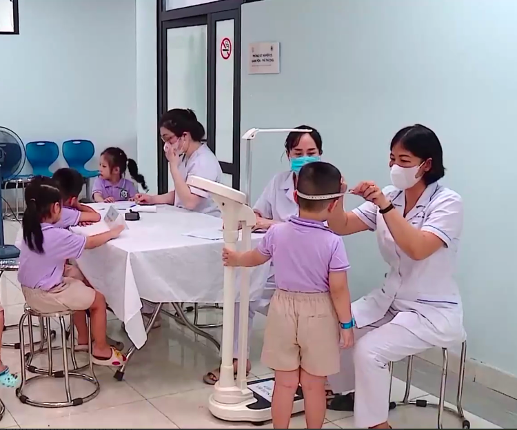 Gần 50 trạm y tế trên địa bàn thành phố Hà Nội đồng loạt khám sức khỏe miễn phí cho người dân.
Gần 50 trạm y tế trên địa bàn thành phố Hà Nội đồng loạt khám sức khỏe miễn phí cho người dân.