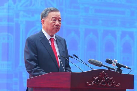 Tổng Bí thư, Chủ tịch nước trao tặng Thành ủy TPHCM tượng Chủ tịch Hồ Chí Minh - Ảnh: VGP/Vũ Phong