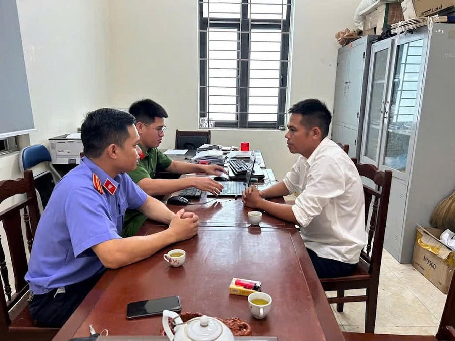 Sau ly hôn, Tuấn nảy sinh mâu thuẫn với gia đình vợ cũ nên đã gây rối bằng cách vứt gà chết, túi rác, trứng hỏng, thậm chí đốt pháo hoa rồi ném vào sân nhà bố vợ cũ. Ảnh: VKSND khu vực 1-Hưng Yên