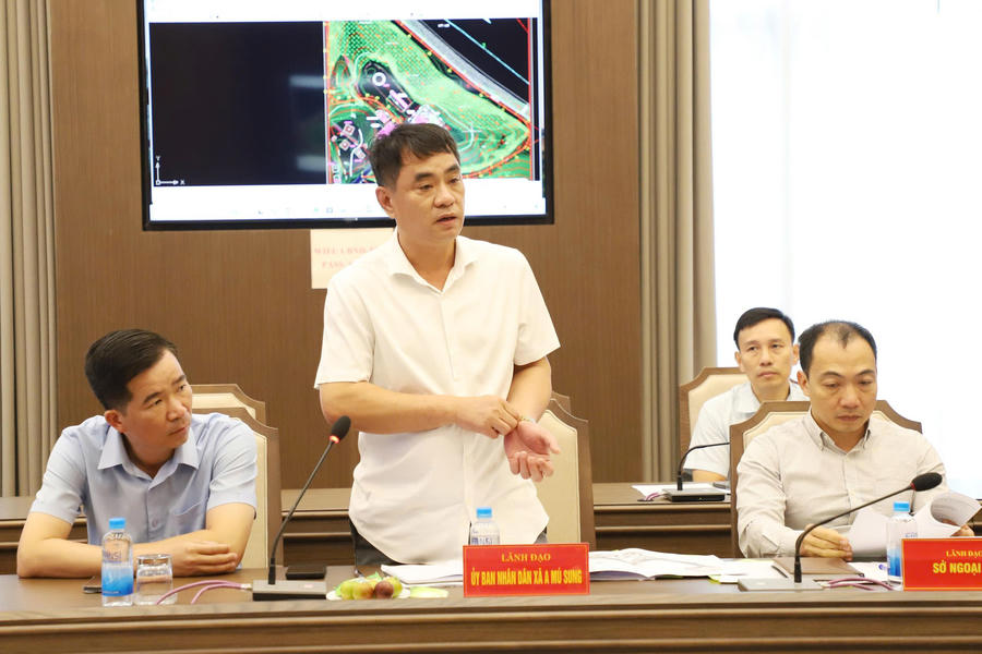 Chủ tịch UBND xã A Mú Sung báo cáo việc di dời đối với hộ dân sinh sống tại khu vực thực hiện dự án. (Ảnh: CTTĐT Lào Cai).