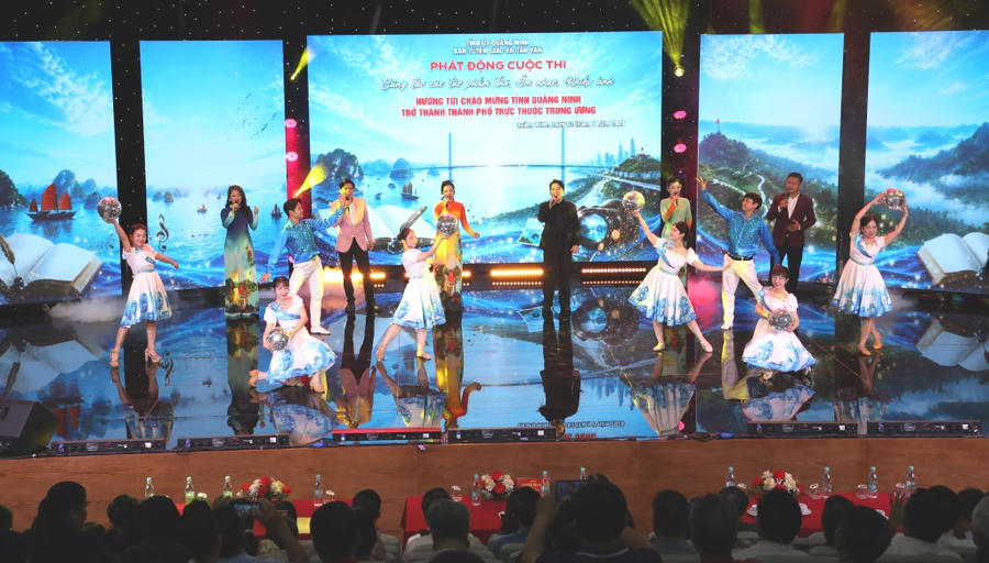 Chương trình nghệ thuật chào mừng với các ca khúc mới sáng tác của các văn nghệ sĩ Quảng Ninh.