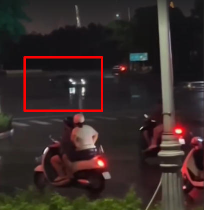 Cao Minh drift Porsche trên đường trong đô thị. Ảnh chụp màn hình