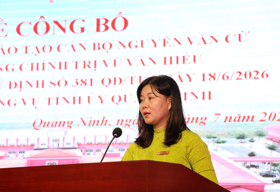 Bà Phạm Thùy Dương, Bí thư Đảng ủy, Hiệu trưởng Trường Chính trị Vũ Văn Hiếu, phát biểu tại buổi lễ.