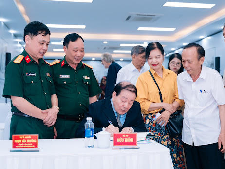 Nhà thơ Hữu Thỉnh ký tặng sách các đại biểu.