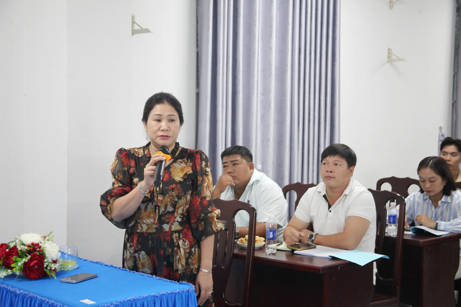 Bà Phạm Minh Phương - Phó Chủ tịch Thường trực UBND phường Bạc Liêu, phát biểu về công tác và các chính sách hỗ trợ pháp lý dành cho doanh nghiệp nhỏ và vừa, hộ kinh doanh trên địa bàn.