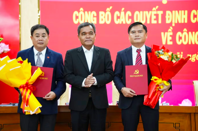 Ông Hồ Văn Niên, Bí thư Tỉnh ủy Quảng Ngãi (đứng giữa), trao quyết định, tặng hoa chúc mừng ông Trần Ngọc Tuấn (bên phải) và ông Trương Huy Tâm. Ông Hồ Văn Niên, Bí thư Tỉnh ủy Quảng Ngãi (đứng giữa), trao quyết định, tặng hoa chúc mừng ông Trần Ngọc Tuấn (bên phải) và ông Trương Huy Tâm.