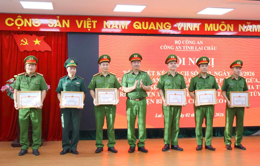 Đại tá Phạm Hải Đăng - Thủ trưởng Cơ quan CSĐT, Phó Giám đốc Công an tỉnh trao Giấy khen của Giám đốc Công an tỉnh cho các tập thể có thành tích xuất sắc trong thực hiện Kế hoạch 2222. (Ảnh: CA Lai Châu).