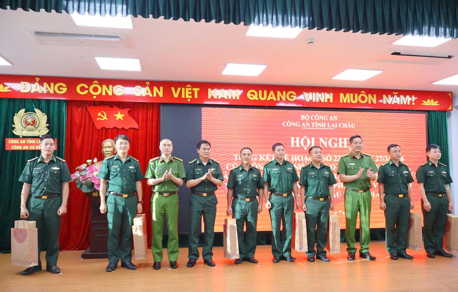 Công an tỉnh Lai Châu đã tặng que test ma túy cho các đồn biên phòng, phòng nghiệp vụ Biên phòng. (Ảnh: CA Lai Châu).