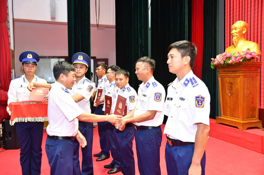 Đại tá Trần Nguyên Lai - Phó Tư lệnh, Tham mưu trưởng Bộ Tư lệnh Vùng Cảnh sát biển 4 trao quyết định nâng bậc lương, thăng quân hàm cho các đồng chí QNCN cấp Thiếu tá, Trung tá.