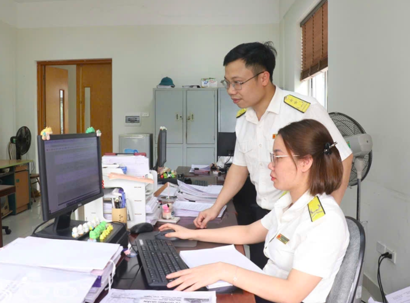 Chính phủ quy định miễn thuế thu nhập cá nhân đối với thu nhập từ chuyển nhượng, nhận thừa kế, quà tặng là bất động sản giữa vợ với chồng; cha đẻ, mẹ đẻ với con đẻ...