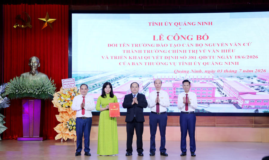 Ông Quản Minh Cường, Ủy viên Trung ương Đảng, Bí thư Tỉnh ủy, Trưởng Đoàn ĐBQH tỉnh, trao Quyết định cho Ban Giám hiệu Trường Chính trị Vũ Văn Hiếu.