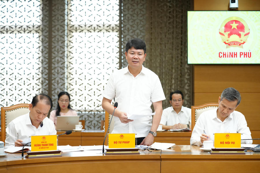Thứ trưởng Bộ Tư pháp Nguyễn Thanh Tịnh trình bày báo cáo.