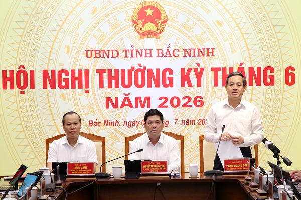 Chủ tịch UBND tỉnh Bắc Ninh, ông Phạm Hoàng Sơn phát biểu tại hội nghị.