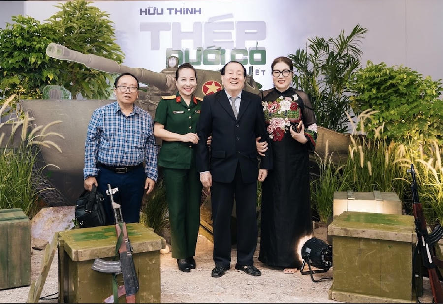 Nhà thơ Hữu Thỉnh chụp ảnh lưu niệm cùng các nhà văn, nhà thơ trong buổi ra mắt sách.