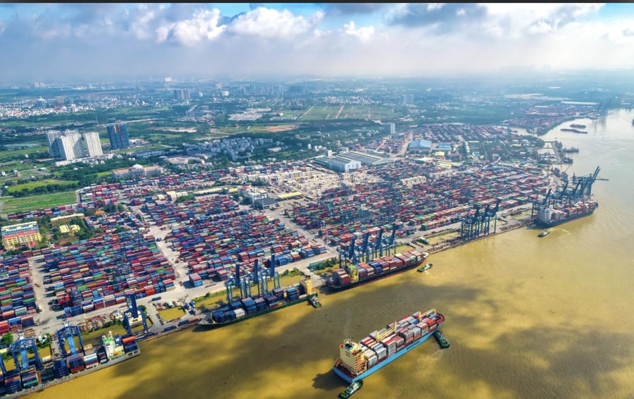 Theo phân tích của WB, động lực chính giúp Việt Nam thăng hạng xuất phát từ nền tảng vĩ mô ổn định và sự bứt phá mạnh mẽ của hoạt động thương mại quốc tế. Ảnh AI