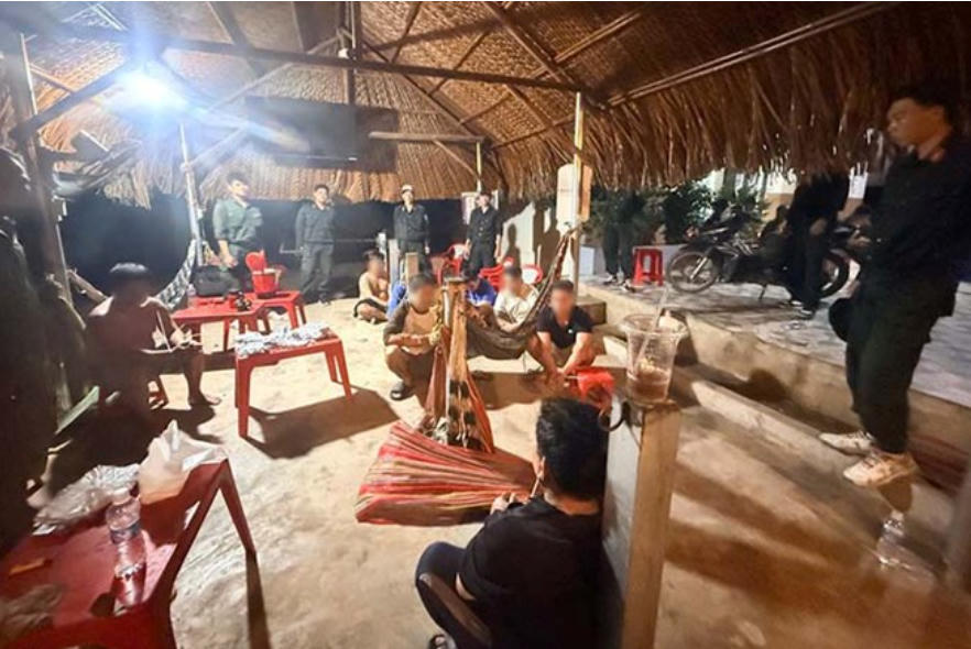 Lực lượng Phòng Cảnh sát hình sự Công an tỉnh Tây Ninh triệt xóa nhóm tổ chức cá độ bóng đá World Cup 2026 tại một quán cà phê trên địa bàn xã Tân Phú. Ảnh: Công an Tây Ninh