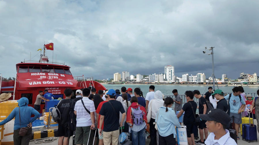 Du khách lên tàu về đất liền.
