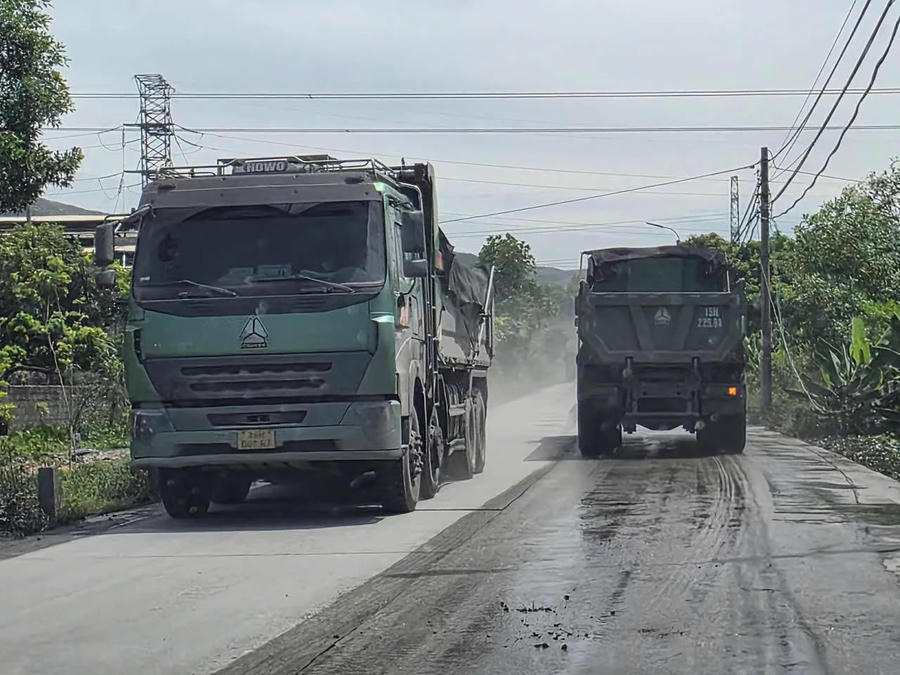 Những chuyến xem tải chở vật liệu chạy suốt ngày đêm.