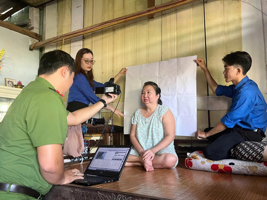 Đoàn viên thanh niên Công an xã Thới Bình đến tận nhà thu nhận hồ sơ cấp căn cước cho người dân có hoàn cảnh đi lại khó khăn.